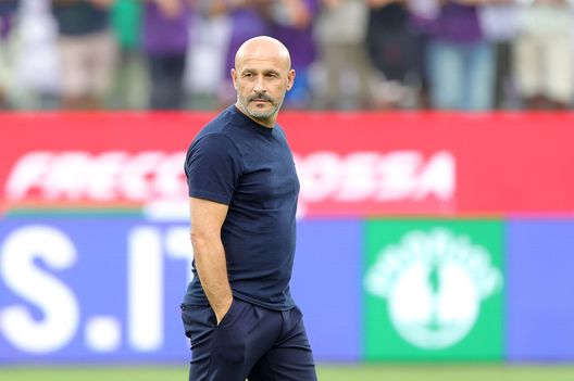 FLORENCE, ITALY - AUGUST 27: Head coach Vincenzo Italiano manager of ACF Fiorentina looks on during the Serie A TIM match between ACF Fiorentina and US Lecce at Stadio Artemio Franchi on August 27, 2023 in Florence, Italy. (Photo by Gabriele Maltinti/Getty Images) Martinez Quarta-Betis, accordo raggiunto. Ma Italiano frena tutto- immagine 2