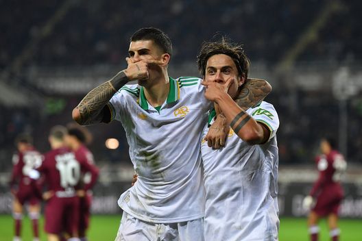 Paulo Dybala festeggia un gol con il compagno di squadra Gianluca Mancini durante Torino-Roma allo Stadio Olimpico di Torino il 18 gennaio 2026. (Foto di Valerio Pennicino/Getty Images) Roma Milan