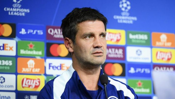 COMO, ITALY - NOVEMBER 04: Head Coach Cristian Chivu of FC Internazionale attends during the FC Internazionale press conference ahead of UEFA Champions League 2025/26 League phase MD4 at BPER Training Centre at Appiano Gentile on November 04, 2025 in Como, Italy. (Photo by Mattia Pistoia - Inter/Inter via Getty Images) Chivu: “Dumfries? Non so quando torna, ci vorrà tempo! Cosa filtra su Akanji e Darmian, Thuram…” - immagine 1