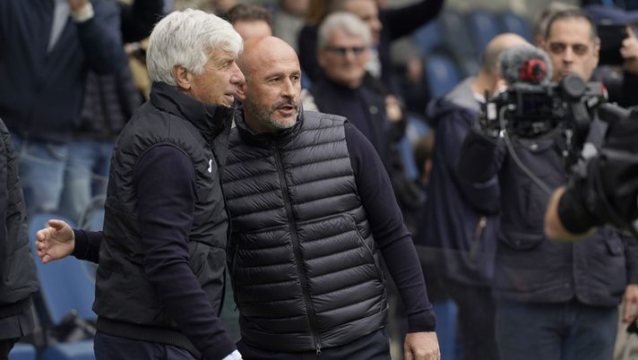 BERGAMO, ITALY - APRIL 13: Head Coach of Atalanta Gian Piero Gasperini and head coach of Bologna Vincenzo Italiano during the Serie A match between Atalanta and Bologna at Gewiss Stadium on April 13, 2025 in Bergamo, Italy. (Photo by Pier Marco Tacca/Getty Images) Roma Bologna