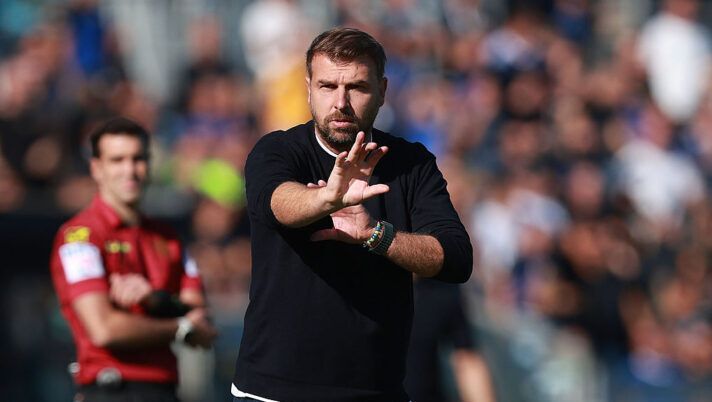 PISA, ITALY - OCTOBER 18: Paolo Zanetti manager of Hellas Verona reacts during the Serie A match between Pisa SC and Hellas Verona FC at Arena Garibaldi on October 18, 2025 in Pisa, Italy. (Photo by Gabriele Maltinti/Getty Images) Zanetti: “Giovane è stato un po’ egoista, parlo più con lui che coi miei figli. Così vedo Nunez” - immagine 1