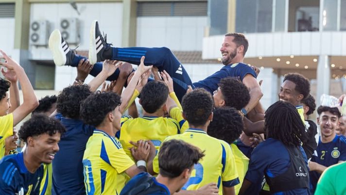 ex-milan-luca-antonini-saluta-alnassr-u17