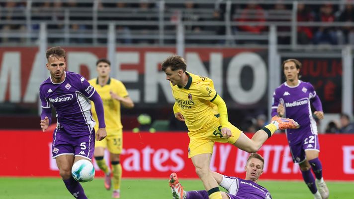 MILAN, ITALY - OCTOBER 19: Alexis Saelemaekers of AC Milan in action durin the Serie A match between AC Milan and ACF Fiorentina at Giuseppe Meazza Stadium on October 19, 2025 in Milan, Italy. (Photo by Claudio Villa/AC Milan via Getty Images) Saelemaekers (conf): “La Fiorentina ha giocato bene. Scudetto? Lo dite voi” - immagine 1
