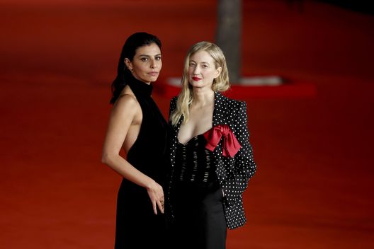 ROME, ITALY - OCTOBER 25: Irene Maiorino and Alba Rohrwacher attend the 'L'Amica Geniale. Storia Della Bambina Perduta' red carpet during the 19th Rome Film Festival at Auditorium Parco Della Musica on October 25, 2024 in Rome, Italy. (Photo by Annalisa Ranzoni/Getty Images) L’amica geniale quattro, ultima stagione: il finale e la spiegazione- immagine 2