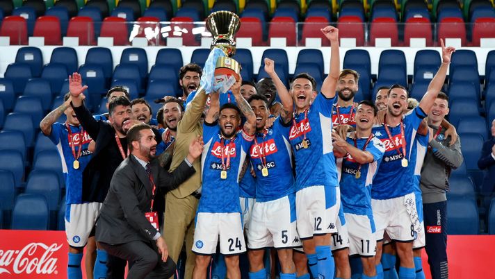 ROME, ITALY - JUNE 17: SSC Napoli's players celebrating the winning of the Coppa Italia before the Coppa Italia Final match between Juventus and SSC Napoli at Olimpico Stadium on June 17, 2020 in Rome, Italy. (Photo by Marco Rosi/Getty Images) Accadde oggi, sei anni fa il Napoli vinse la sua sesta Coppa Italia contro la Juve! - immagine 1