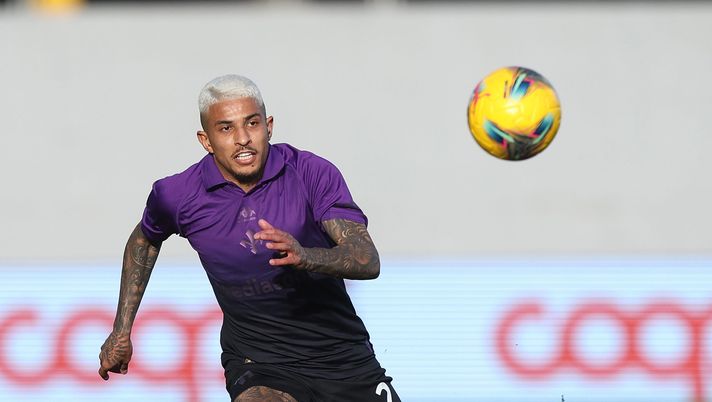 FLORENCE, ITALY - FEBRUARY 2: Domilson Cordeiro dos Santos known as Dodo of ACF Fiorentina in action during the Serie A match between Fiorentina and Genoa at Stadio Artemio Franchi on February 2, 2025 in Florence, Italy. (Photo by Gabriele Maltinti/Getty Images) Dodò (Sky) si sbilancia: “Obiettivo Champions se continuiamo così” - immagine 1