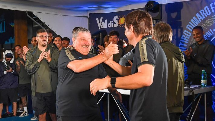 DIMARO, ITALY - JULY 19: SSC Napoli Warehouse manager Tommaso Starace greets Head Coach Antonio Conte on the stage during SSC Napoli Team presentation in Piazza Madonna della Pace, Dimaro (Trento) - on July 19, 2024 in Dimaro, Italy. (Photo by SSC NAPOLI/SSC NAPOLI via Getty Images) Napoli in partenza per Cagliari, spunta un indizio social di Starace: la foto - immagine 1