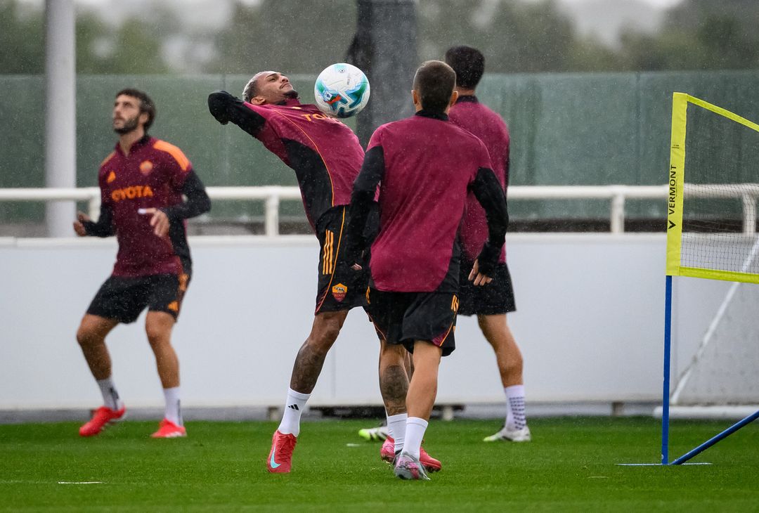 Roma, la seduta pomeridiana aperta ai tifosi al St. George’s Park – FOTO GALLERY - immagine 68