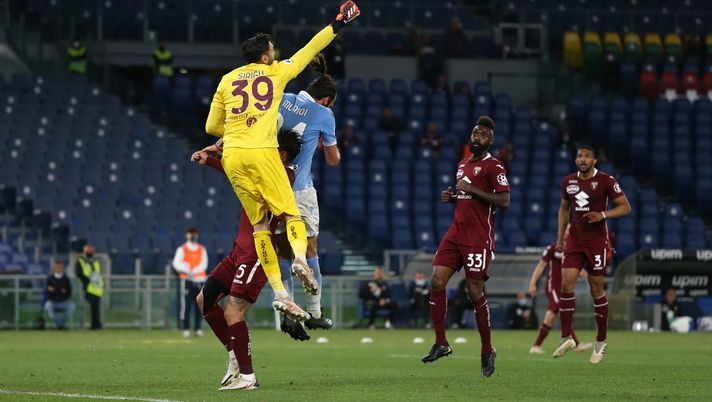 ROME, ITALY - MAY 18: Salvatore Sirigu of Torino FC punches the ball clear during the Serie A match between SS Lazio and Torino FC at Stadio Olimpico on May 18, 2021 in Rome, Italy. Sporting stadiums around Italy remain under strict restrictions due to the Coronavirus Pandemic as Government social distancing laws prohibit fans inside venues resulting in games being played behind closed doors. (Photo by Paolo Bruno/Getty Images) Le pagelle di Lazio-Torino 0-0: Sirigu e Izzo mettono la firma sulla salvezza- immagine 2
