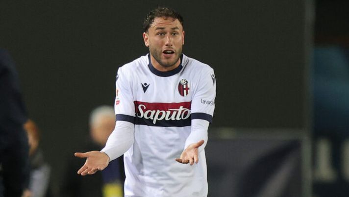 EMPOLI, ITALY - APRIL 1: Davide Calabria of Bologna FC 1909 reacts during the Coppa Italia Semi Final match between Empoli FC and FC Bologna at Stadio Carlo Castellani on April 1, 2025 in Empoli, Italy. (Photo by Gabriele Maltinti/Getty Images) Brutte notizie per il Bologna: Calabria deve uscire in Coppa Italia, il motivo dello stop - immagine 1