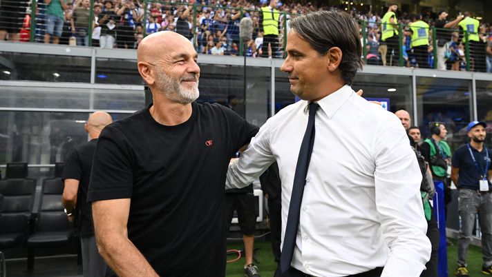 MILAN, ITALY - SEPTEMBER 16: Head coach of AC Milan Stefano Pioli (L) greets coach of FC Internazionale Simone Inzaghi before the Serie A TIM match between FC Internazionale and AC Milan at Stadio Giuseppe Meazza on September 16, 2023 in Milan, Italy. (Photo by Claudio Villa/AC Milan via Getty Images) IPSE DIXIT – Pioli: “La squadra sa cosa fare per vincere”, Zanetti: “Sono tranquillo”- immagine 2