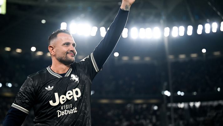TURIN, ITALY - OCTOBER 05: Simone Pepe former player of Juventus greets the fans prior to the Serie A match between Juventus FC and AC Milan at Allianz Stadium on October 05, 2025 in Turin, Italy. (Photo by Daniele Badolato - Juventus FC/Juventus FC via Getty Images) Simone Pepe