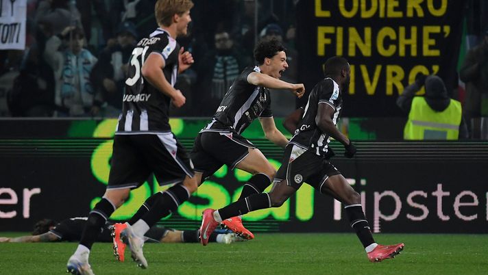 Udinese-Lazio, dopo il gol di Davis in curva spunta la sciarpa della Roma – FOTO - immagine 1