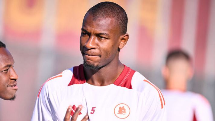 ROME, ITALY - NOVEMBER 02: AS Roma players Saud Abdulhamid and Evan Ndicka during a training session at Centro Sportivo Fulvio Bernardini on November 02, 2024 in Rome, Italy. (Photo by Fabio Rossi/AS Roma via Getty Images) Roma, le novità su Ndicka e Hermoso verso il Bologna dopo l’allenamento di oggi - immagine 1