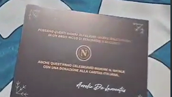 L’attore Salvatore Esposito riceve la maglia azzurra: “Non sono consigliere comunale”