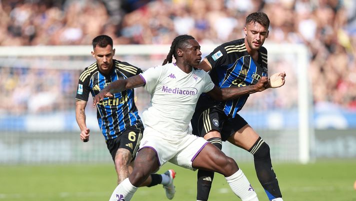 PISA, ITALY - SEPTEMBER 28: Simone Canestrelli of Pisa Sporting Club battles for the ball with Moise Kean of ACF Fiorentina during the Serie A match between Pisa SC and ACF Fiorentina at Arena Garibaldi on September 28, 2025 in Pisa, Italy. (Photo by Gabriele Maltinti/Getty Images) Canestrelli: “In A al minimo errore puniscono. Il Pisa può giocarsela con tutti” - immagine 1