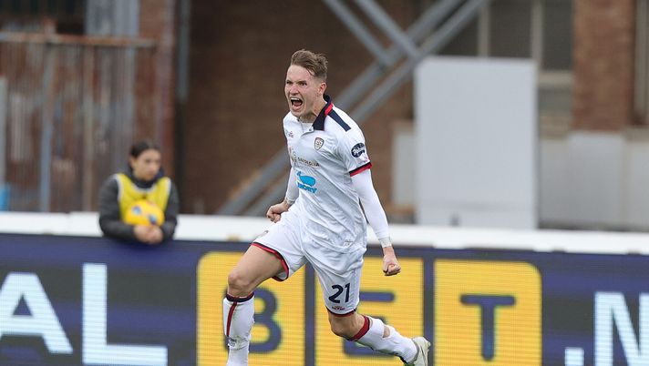 EMPOLI, ITALY - MARCH 3: Jakub Jankto of Cagliari Calcio celebrates after scoring a goal during the Serie A TIM match between Empoli FC and Cagliari - Serie A TIM at Stadio Carlo Castellani on March 3, 2024 in Empoli, Italy. (Photo by Gabriele Maltinti/Getty Images) Jankto ritorna sul suo coming out: “Ecco perché nel 2023 presi questa decisione” - immagine 1