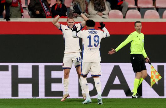 Heidenheim, Germania - 28 novembre 2024: Mykhaylo Mudryk esulta con Jadon Sancho dopo aver segnato contro l'Heidenheim. (Foto di Alex Grimm/Getty Images) Chelsea, Mudryk accusato di doping dalla FA: rischia una lunga squalifica- immagine 2