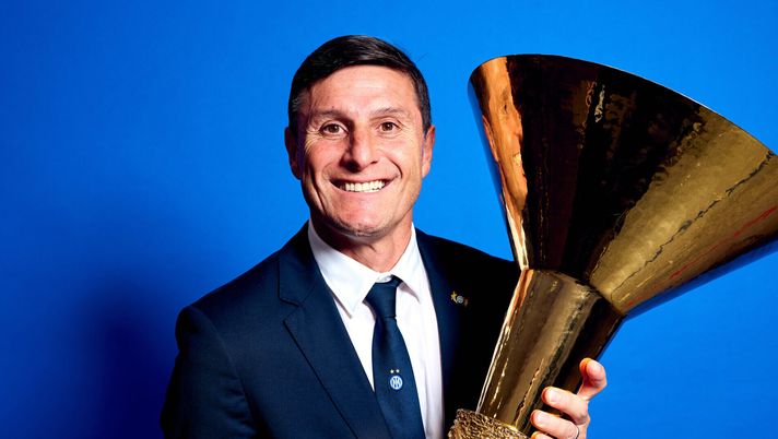 MILAN, ITALY - MAY 19: Javier Zanetti vice president of FC Internazionale poses for a photo with the Serie A TIM Scudetto title trophy after the Serie A TIM match between FC Internazionale and SS Lazio at Stadio Giuseppe Meazza on May 19, 2024 in Milan, Italy. (Photo by Mattia Ozbot - Inter/Inter via Getty Images) Zanetti: “Traguardo storico, avanti così uniti. Inter, altre pagine da scrivere” - immagine 1
