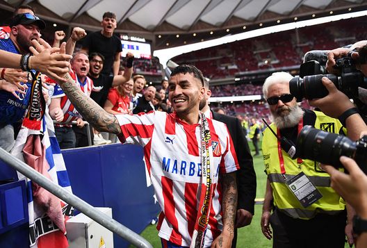 MADRID, SPAIN - MAY 18: Angel Correa of Atletico de Madrid acknowledges the fans following dthe La Liga EA Sports match between Atletico de Madrid and Real Betis Balompie at Riyadh Air Metropolitano on May 18, 2025 in Madrid, Spain. (Photo by Denis Doyle/Getty Images) Angel Correa torna sull’addio all’Atletico Madrid: “Ero stufo”- immagine 2