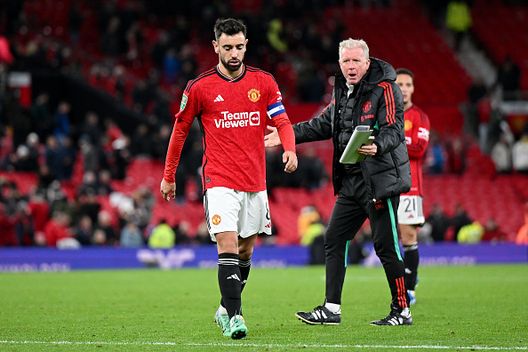 United, il post derby divide Roy e Rio: “Via la fascia a Bruno Fernandes”, “No, inutile parlarne”- immagine 2
