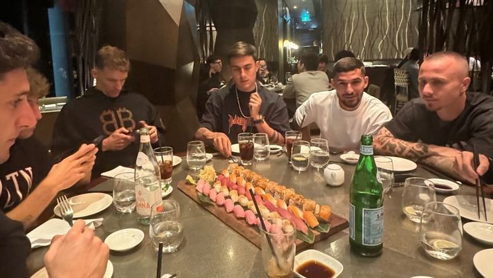 Instagram Azmoun La Roma fa gruppo anche in Australia: la cena al sushi immortalata da Azmoun - immagine 1