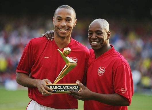 LONDRA - MAGGIO 17: Henry, uno dei simboli di quell'Arsenal insieme a Ian Wright. (Foto di Clive Mason/Getty Images) Il calcio più puro, il destino più crudele: l’Arsenal e il vuoto sotto la coppa- immagine 3