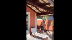 VIDEO / Adriano scatenato: guida la festa a bordo piscina