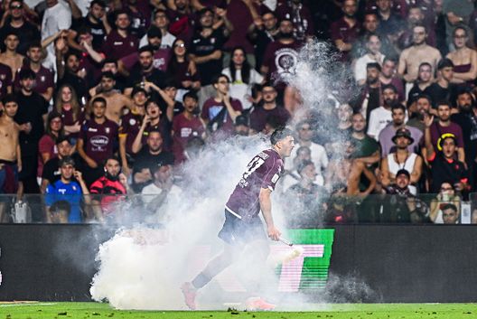 Il momento dei disordini al Picchi durante la sfida con la Smpdoria, motivo del divieto delle trasferte da parte del Viminale (Photo by Simone Arveda/Getty Images) Salernitana, dura sentenza dopo la sospensione contro la Samp: la decisione- immagine 3