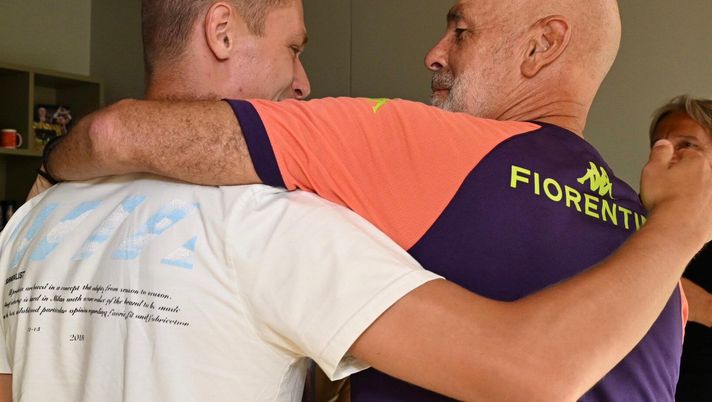 FOTO – Nicolussi Caviglia e l’abbraccio con Pioli: la firma al Viola Park - immagine 1