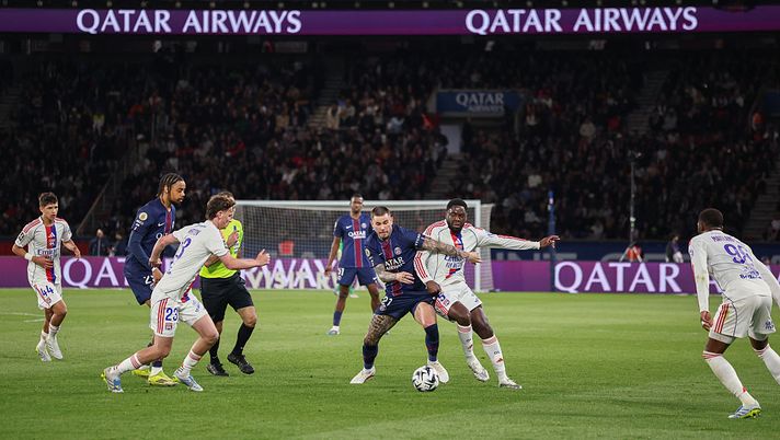 L’Olympique Lione batte 1-2 il Psg e la Ligue 1 resta aperta: il Lens ad un passo dai parigini - immagine 1