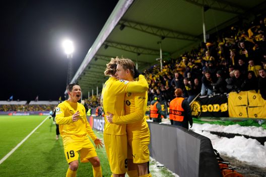 Jens Petter Hauge del Bodø/Glimt festeggia la rete del secondo gol della sua squadra insieme al compagno di squadra Kasper Høgh durante la partita di andata degli spareggi per la fase a eliminazione diretta della UEFA Champions League 2025/26 tra FK Bodø/Glimt e FC Internazionale Milano all'Aspmyra Stadion, il 18 febbraio 2026 a Bodø, Norvegia. (Photo by Martin Ole Wold/Getty Images) Bodø/Glimt-Inter, freddo freddissimo: meglio tornare qualche chilometro più a sud- immagine 2