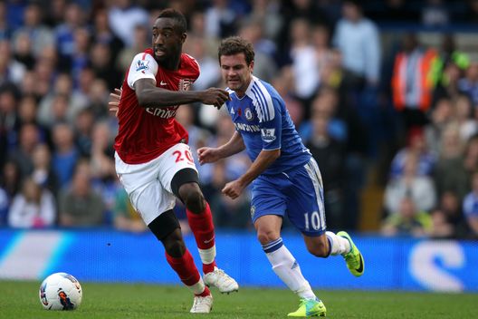 LONDRA, INGHILTERRA – 29 OTTOBRE: Juan Mata del Chelsea lotta per il possesso del pallone con Johan Djourou dell'Arsenal durante la partita di Barclays Premier League tra Chelsea e Arsenal a Stamford Bridge, il 29 ottobre 2011 a Londra, Inghilterra. (Photo by Clive Rose/Getty Images) Chelsea-Arsenal 3-5, il giorno in cui Van Persie ammutolì lo Stamford Bridge- immagine 3