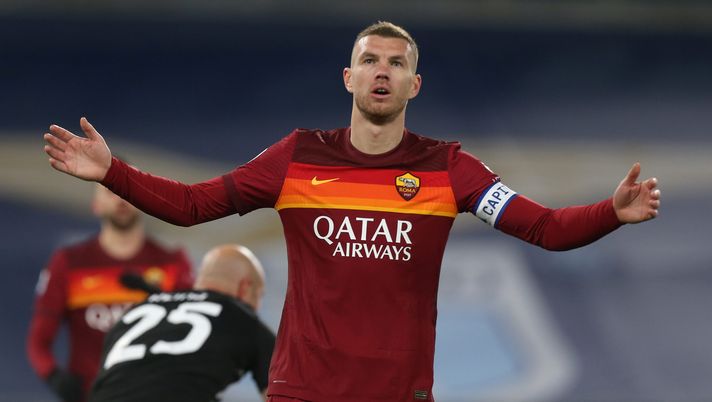 ROME, ITALY - JANUARY 15: Edin Dzeko of Roma reacts during the Serie A match between SS Lazio and AS Roma at Stadio Olimpico on January 15, 2021 in Rome, Italy. (Photo by Paolo Bruno/Getty Images) Roma, da Losi, Masetti e Aldair a Dzeko-El Shaarawy: quando il capitano non è romano - immagine 1