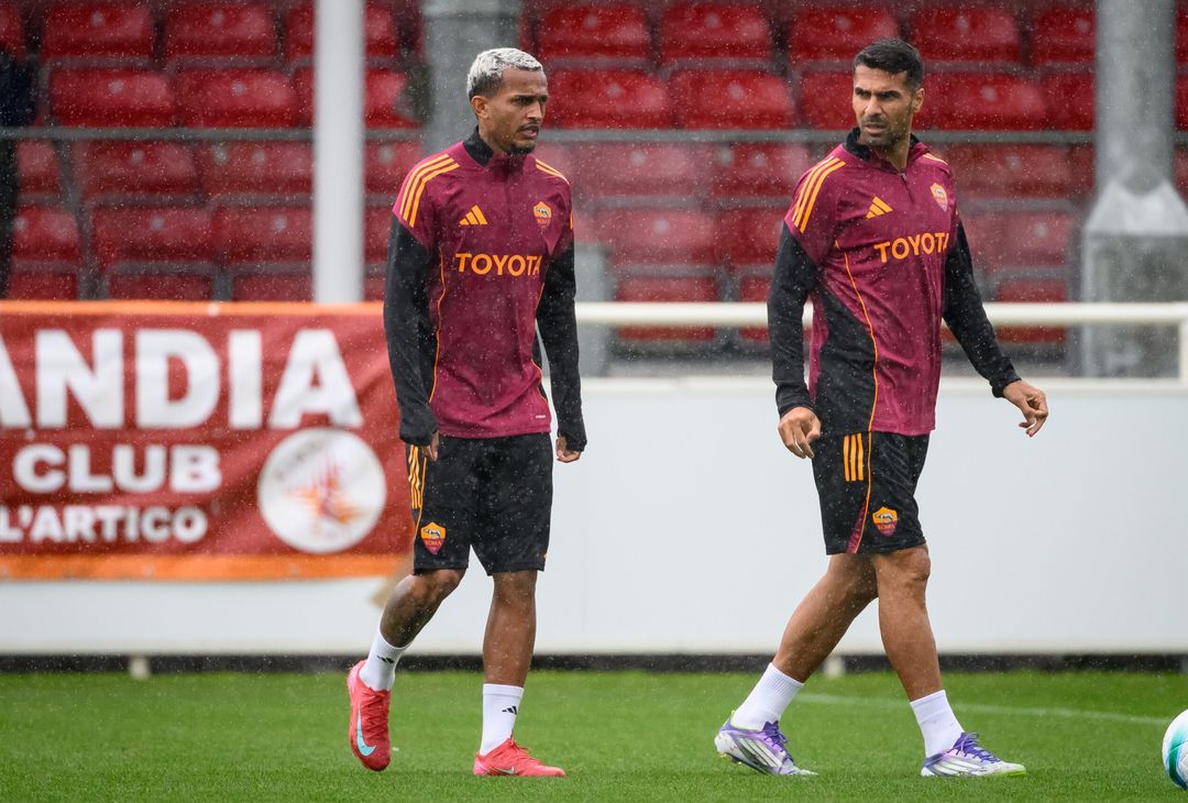 Roma, la seduta pomeridiana aperta ai tifosi al St. George’s Park – FOTO GALLERY - immagine 12