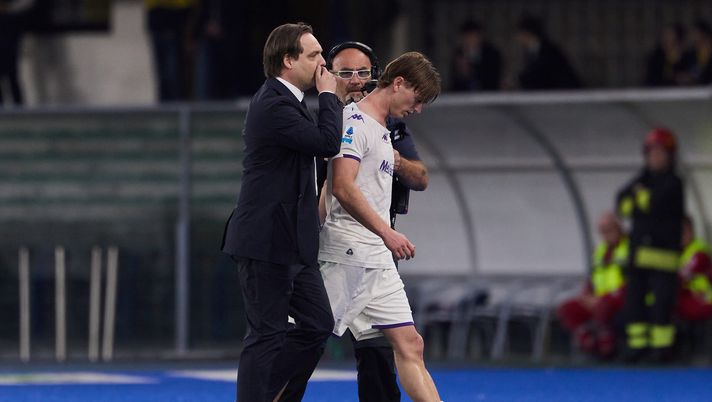 VERONA, ITALY - APRIL 04: Albert Gudmundsson of Fiorentina eaves the pitch expelled by the referee during the Serie A match between Hellas Verona FC and ACF Fiorentina at Stadio Marcantonio Bentegodi on April 04, 2026 in Verona, Italy. (Photo by Emmanuele Ciancaglini/Getty Images) Brovarone: “Gudmundsson concretizza poco. Ma oggi niente esami tecnici” - immagine 1