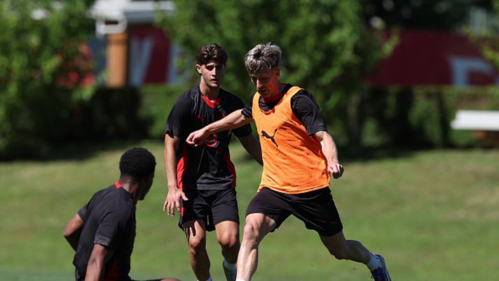 CAIRATE, ITALY - JULY 08: Alexis Saelemakers of AC Milan in action during a AC Milan training session at Milanello sports center on July 08, 2025 in Cairate, Italy. (Photo by Claudio Villa/AC Milan via Getty Images) Oggi a Milanello, allenamento post-raduno: le foto - immagine 1