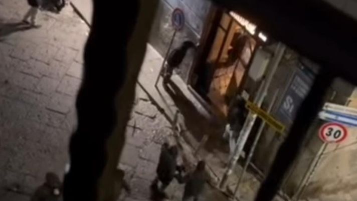 Momenti di terrore a Chiaia: tifosi del Chelsea attaccati dai napoletani – IL VIDEO Momenti di terrore a Chiaia: tifosi del Chelsea attaccati dai napoletani – IL VIDEO - immagine 1