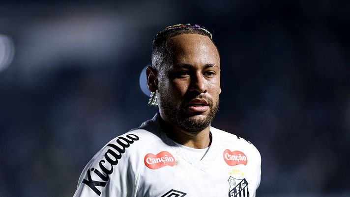 SANTOS, BRAZIL - JULY 16: Neymar of Santos looks on during the Brasileirao 2025 match between Santos and Flamengo at Urbano Caldeira Stadium (Vila Belmiro) on July 16, 2025 in Santos, Brazil. (Photo by Ricardo Moreira/Getty Images) neymar infortunio
