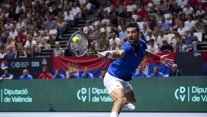 VALENCIA, SPAIN - SEPTEMBER 15: Novak Djokovic of Serbia plays a back hand on∑ his game against Alejandro Davidovich Fokina of Spain during the match between Spain and Serbia during the match between Spain and Serbia as part of the 2023 Davis Cup Finals Group Stage at Pabellon Fuente De San Luis on September 15, 2023 in Valencia, Spain. (Photo by Aitor Alcalde/Getty Images for ITF) Inizia il torneo di Parigi-Bercy. Ecco chi è già sicuro di andare alle Finals - immagine 1