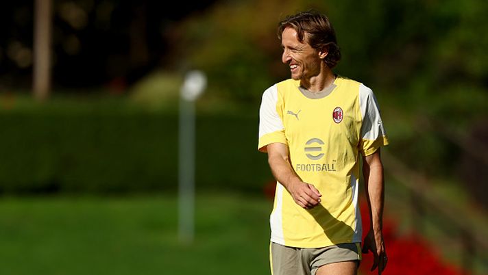 CAIRATE, ITALY - SEPTEMBER 10: Luka Modric of AC Milan looks on during an AC Milan training session at Milanello on September 10, 2025 in Cairate, Italy. (Photo by Giuseppe Cottini/AC Milan via Getty Images)  40 anni