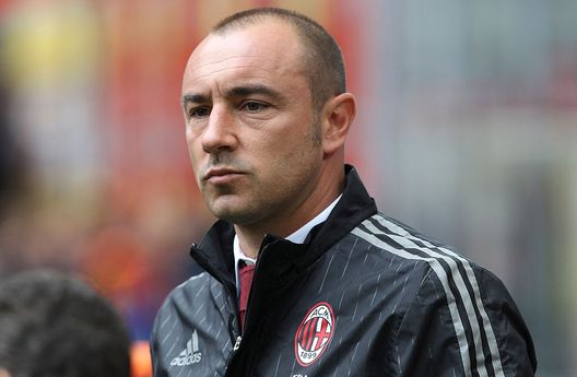MILAN, ITALY - MAY 01:  AC Milan coach Cristian Brocchi looks on before the Serie A match between AC Milan and Frosinone Calcio at Stadio Giuseppe Meazza on May 1, 2016 in Milan, Italy.  (Photo by Marco Luzzani/Getty Images)  tare-milan-direttore-sportivo-annuncio-dichiarazioni-brocchi-social