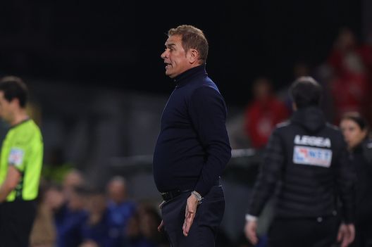 LA SPEZIA, ITALY - APRIL 14: Leonardo Semplici manager of Spezia Calcio gestures during the Serie A match between Spezia Calcio and SS Lazio at Stadio Alberto Picco on April 14, 2023 in La Spezia, Italy. (Photo by Gabriele Maltinti/Getty Images) Spezia-Verona, probabili formazioni: Zaffaroni e Semplici per la salvezza. C’è Verdi- immagine 7