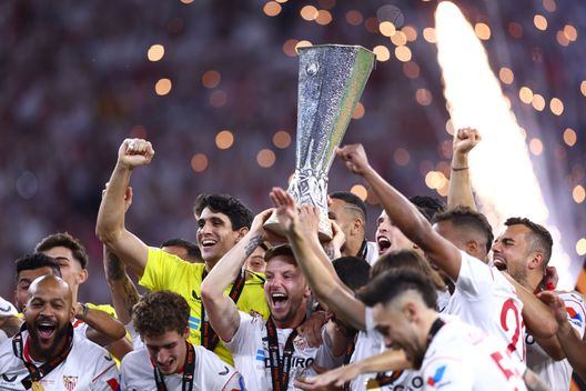 Budapest, Ungheria - 31 maggio 2023: La festa dei giocatori del Siviglia per aver vinto l'Europa League. (Foto di Clive Rose/Getty Images) Valencia-Siviglia: quali sono state le migliori stagioni delle due compagini?- immagine 3