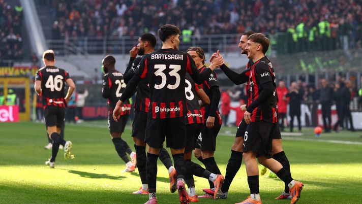 MILAN, ITALY - DECEMBER 14: Davide Bartesaghi of AC Milan celebrates after scoring his team's second goal with teammates Alexis Saelemaekers during the Serie A match between AC Milan and US Sassuolo Calcio at Giuseppe Meazza Stadium on December 14, 2025 in Milan, Italy. (Photo by Giuseppe Cottini/AC Milan via Getty Images) Collovati: “Allegri, attenzione al Genoa di De Rossi. Bartesaghi regala gioie, il mercato del Milan meno” - immagine 1