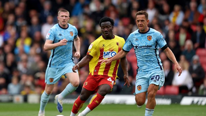 WATFORD, ENGLAND - SEPTEMBER 27: Nestory Irankunda of Watford passes the ball whilst under pressure from Amir Hadziahmetovic of Hull City during the Sky Bet Championship match between Watford and Hull City at Vicarage Road on September 27, 2025 in Watford, England. (Photo by Jasper Wax/Getty Images) Derby-Hull City in diretta streaming gratis: dove vedere la partita - immagine 1