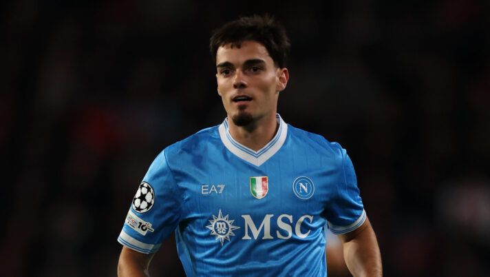 EINDHOVEN, NETHERLANDS - OCTOBER 21: Miguel Gutierrez of Napoli in action during the UEFA Champions League 2025/26 League Phase MD3 match between PSV Eindhoven and SSC Napoli at PSV Stadion on October 21, 2025 in Eindhoven, Netherlands. (Photo by Dean Mouhtaropoulos/Getty Images) Napoli, gli aggiornamenti sull’infortunio di Gutierrez: le gare che potrebbe saltare - immagine 1