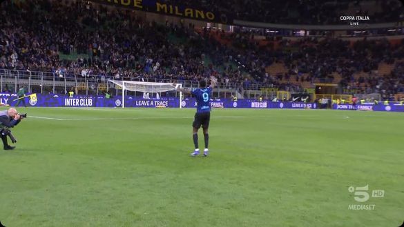 Thuram in zona interviste, i tifosi lo richiamano: lui lascia i microfoni e corre da loro: “Scusate…”- immagine 3