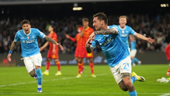 NAPLES, ITALY - MARCH 14: Matteo Politano of SSC Napoli celebrates after scoring his side second goal during the Serie A match between SSC Napoli and US Lecce at Stadio Diego Armando Maradona on March 14, 2026 in Naples, Italy. (Photo by Francesco Pecoraro/Getty Images) Il Napoli ritrova De Bruyne, vince e manda un segnale al campionato: contro il Lecce termina 2-1 - immagine 1