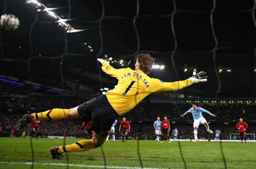 MANCHESTER, INGHILTERRA – 19 GENNAIO: Carlos Tevez del Manchester City segna il primo gol della sua squadra superando Edwin Van der Sar del Manchester United durante la semifinale di Carling Cup tra Manchester City e Manchester United, disputata al City of Manchester Stadium il 19 gennaio 2010 a Manchester, Inghilterra. (Foto di Alex Livesey/Getty Images) Van Der Sar e l’emorragia cerebrale: “Niente pressioni, così sono guarito”- immagine 2